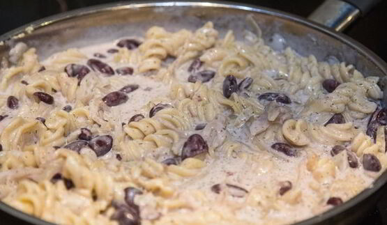 судак с пастой под сливочным соусом