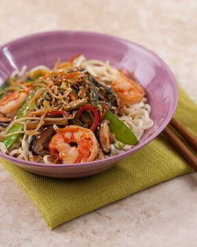 Тигровые креветки с овощами стир-фрай на яичной лапше