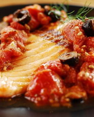 Тушеная рыба в томате