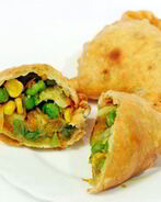 Вегетарианские жареные самосы с овощами и кешью