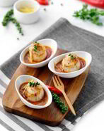 Жареные морские гребешки с соусом и овощами