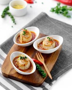 Жареные морские гребешки с соусом и овощами