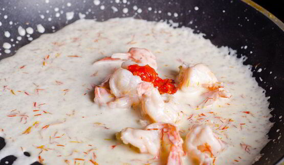 шафрановая лапша с креветками