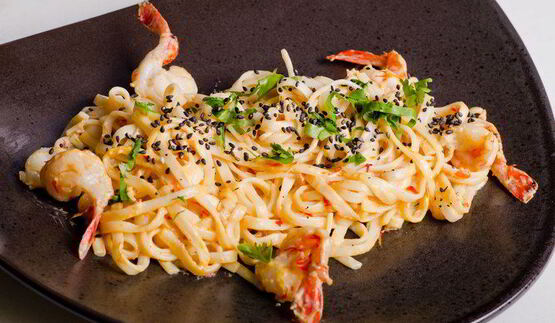 шафрановая лапша с креветками