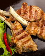 Бараний шашлык в маринаде с ржаным хлебом и лимоном