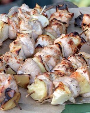 Шашлычки из куриной грудки с яблоком