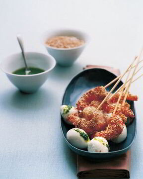 Шашлычки из моцареллы и креветок с соусом из базилика