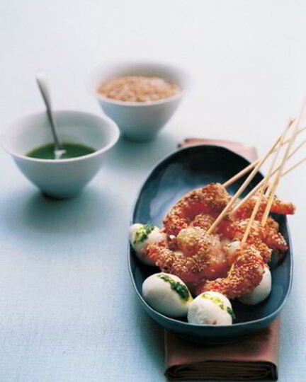 Рецепт шашлычков из моцареллы и креветок с соусом из базилика