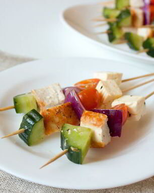 Шашлычки с курицей, фетой и маринованными овощами