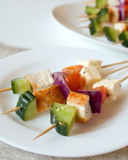 Рецепт шашлычков с курицей, фетой и маринованными овощами
