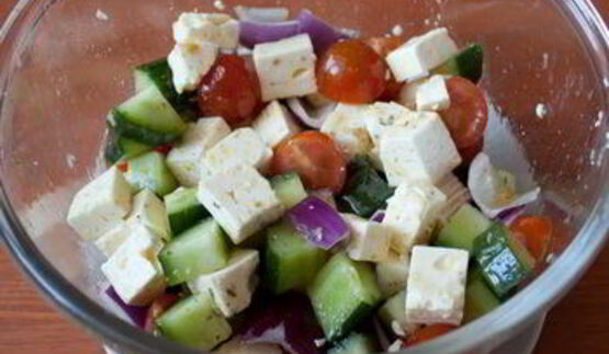 шашлычки с курицей, фетой и маринованными овощами