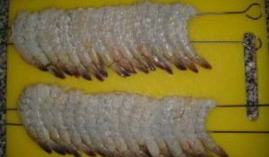 шашлык из креветок на шпажках