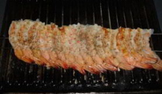 шашлык из креветок на шпажках