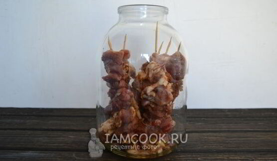 шашлык в духовке в банке на шпажках