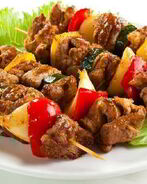 Свиной шашлык с овощами на шпажке