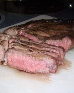 Говяжий стейк на гриле с чесноком, имбирем и апельсинами