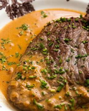 Говяжий стейк с соусом