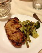 Маринованный стейк из свинины со спаржей