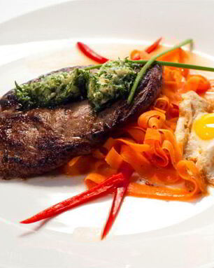 Минутный стейк со смайл-глазуньей