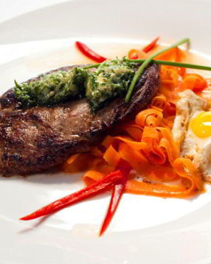 Рецепт минутного стейка со смайл-глазуньея