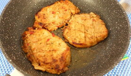 острые свиные стейки с мандариново-медовым соусом