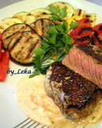 Перечный раундрамб-стейк с грилованными овощами