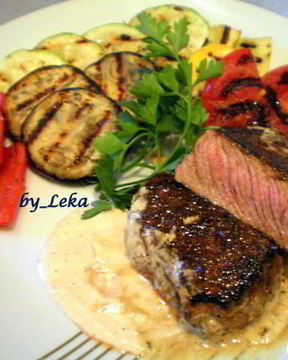 Перечный раундрамб-стейк с грилованными овощами