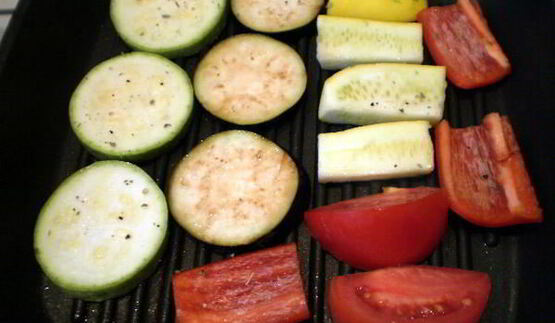 перечный раундрамб-стейк с грилованными овощами