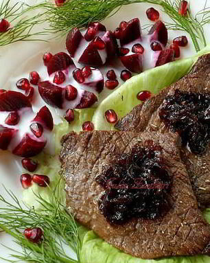 Поджаренные стейки с луковым вареньем и свеклой