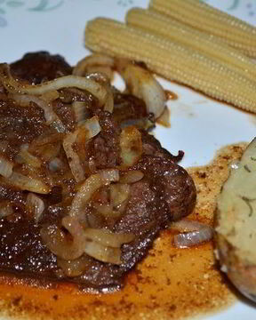 Пряно-сладкие говяжьи стейки на сковороде