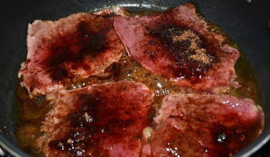 пряно-сладкие говяжьи стейки на сковороде