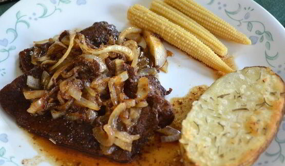 пряно-сладкие говяжьи стейки на сковороде