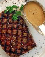 Рибай-стейк на гриле с перечным соусом