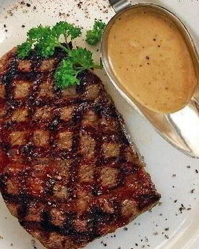 Рибай-стейк на гриле с перечным соусом