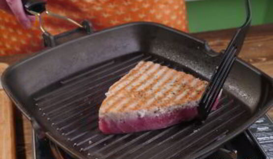 рыбный стейк из тунца