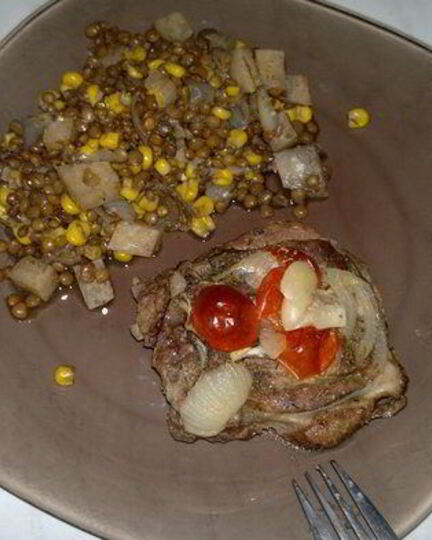 Рецепт стейка из бараньей шеи, запеченный в горшке и чечевица с кукурузой, сельдереем и чесноком