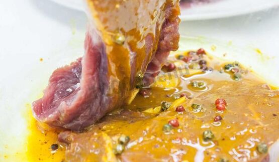 стейк из говядины с абрикосовыми дольками