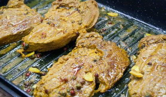 стейк из говядины с абрикосовыми дольками