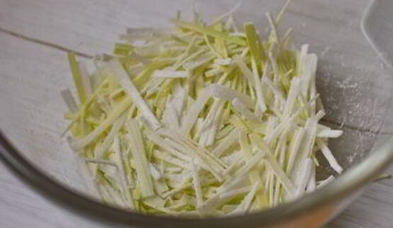 стейк из говядины с тыквенным соусом и пюре из брокколи