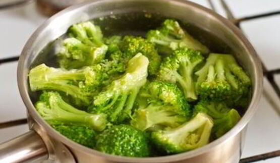 стейк из говядины с тыквенным соусом и пюре из брокколи