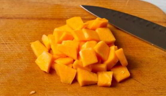 стейк из говядины с тыквенным соусом и пюре из брокколи