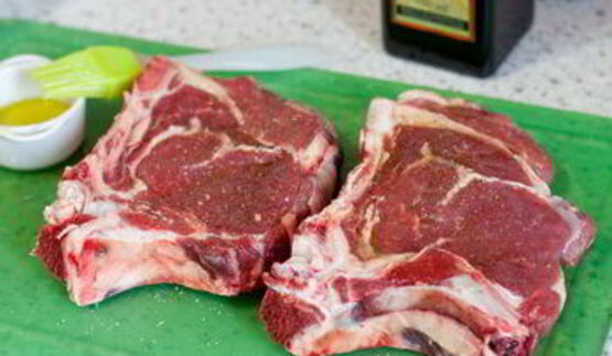 стейк из говядины со сливочным соусом из голубого сыра