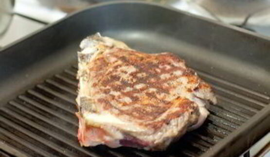 стейк из говядины со сливочным соусом из голубого сыра