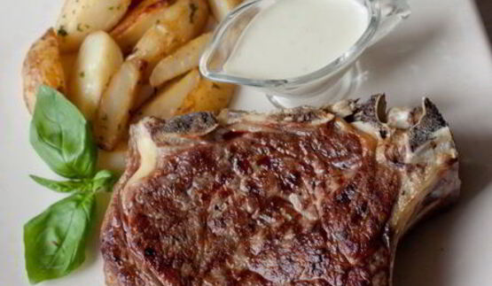 стейк из говядины со сливочным соусом из голубого сыра