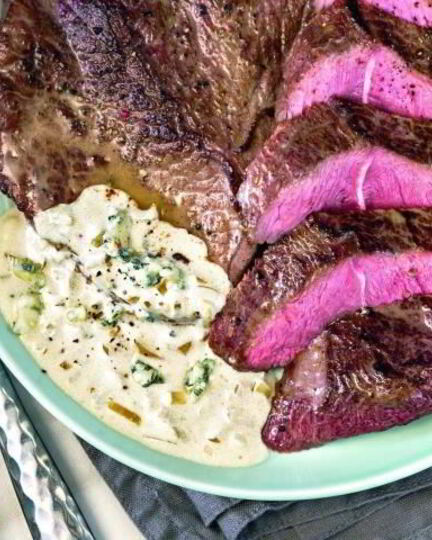 Рецепт стейка из лопатки с соусом из голубого сыра