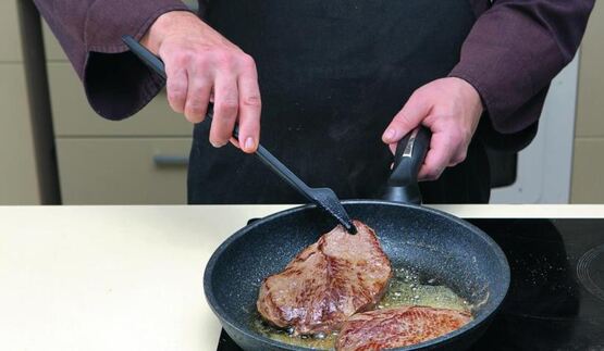 стейк из лопатки с соусом из голубого сыра