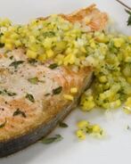 Стейк из лосося с фруктовой сальсой