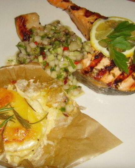 Рецепт стейка из лосося с грушевой сальсой и картофельным гратеном