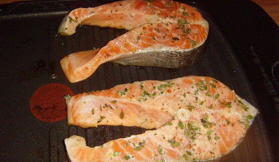 стейк из лосося с грушевой сальсой и картофельным гратеном