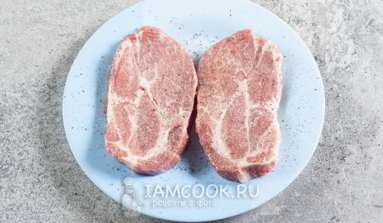стейк из свинины на сковороде гриль